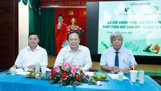 Thứ trưởng Bộ TN&MT Lê Công Thành (ngồi giữa), Chủ tịch Hội Nước sạch và Môi trường Việt Nam Nguyễn Linh Ngọc (bên phải), ông Hoàng Văn Thức – Phó Tổng cục trưởng Tổng cục Môi trường (bên trái) chủ trì Hội thảo