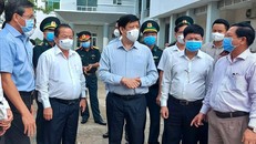 Bộ trưởng Bộ Y tế Nguyễn Thanh Long đến khảo sát và kiểm tra thực tế công tác phòng chống dịch COVID - 19 tại TP. Hà Tiên (Ảnh: Tiền phong)