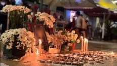 Người dân thắp nến tưởng niệm bé gái 8 tuổi tử vong do bị bạo hành (Ảnh minh họa)