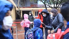 Các em học sinh Trường tiểu học Thịnh Liệt (Thanh Trì) đều được kiểm tra thân nhiệt trong ngày đầu tiên trở lại trường học trực tiếp. 