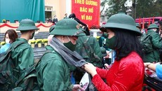 Lãnh đạo quận Hà Đông động viên các chiến sỹ trẻ lên đường nhập ngũ. Ảnh: Phạm Kiên/TTXVN