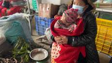 Em bé người Mông theo mẹ đi chợ phiên Tủa Chùa