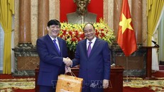 Chủ tịch nước Nguyễn Xuân Phúc tặng quà cho Bộ trưởng Bộ Y tế Nguyễn Thanh Long.