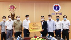 Ông Đỗ Quang Hiển, Chủ tịch HĐQT kiêm Tổng Giám đốc T&T Group, trao tặng toàn bộ bơm kim tiêm phục vụ chiến dịch tiêm 150 triệu liều vaccine phòng COVID-19