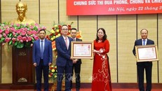 Phó Chủ tịch Nước Võ Thị Ánh Xuân trao Huân chương Lao động hạng Ba tặng các đơn vị. Ảnh: Văn Điệp/TTXVN