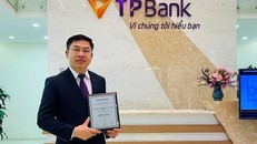 Ông Đinh Văn Chiến – Phó Tổng Giám đốc TPBank nhận giải thưởng The Asian Banker