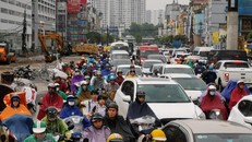 Hà Nội: 'Điệp khúc' phố thành sông, người dân vất vả đi đường