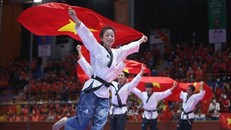 Đội tuyển Taekwondo Việt Nam giành HCV nội dung Quyền sáng tạo đồng đội trong ngày đầu ra quân tại SEA Games 31. Ảnh: TTXVN