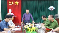 Đồng chí Khuất Việt Hùng làm việc với đại diện lãnh đạo Sở Giao thông vận tải và Công an thành phố Bắc Giang.