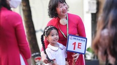 Giáo viên trường Tiểu học Thăng Long đón học sinh lớp 1 tới trường. Ảnh TTXVN