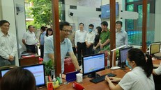 Phó Thủ tướng Vũ Đức Đam kiểm tra việc triển khai Đề án 06 tại UBND phường Hàng Bài. Ảnh: TTXVN