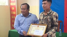 Tài xế taxi trả lại hơn 4.000 USD cho người đánh rơi