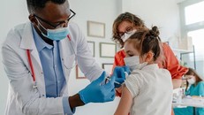 Australia dùng vaccine Pfizer tiêm mũi tăng cường cho trẻ từ 5-11 tuổi