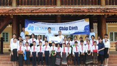 Tập đoàn Xây dựng Hòa Bình trao tặng 100 tủ sách cho các trường gặp khó khăn trên cả nước