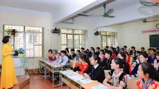 Cô và trò Trường Phổ thông Vùng cao Việt Bắc trong tiết học bộ môn tiếng Anh.