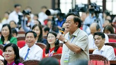 Giáo sư Nguyễn Lân Hùng dự Hội nghị Thủ tướng Chính phủ đối thoại với nông dân tổ chức tại Sơn La năm 2022. (Ảnh: Báo Sơn La)