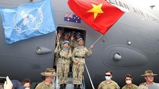 Các sỹ quan Đội Công binh số 1 và Bệnh viện dã chiến cấp 2 số 4 lên đường thực hiện nhiệm vụ. (Ảnh: Trọng Đức/TTXVN)