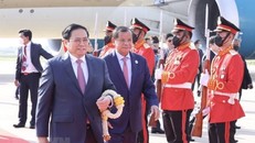 Lễ đón Thủ tướng Phạm Minh Chính tại sân bay quốc tế Phnom Penh. (Ảnh: Dương Giang/TTXVN)