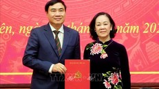 Trưởng ban Tổ chức Trung ương Trương Thị Mai trao quyết định của Bộ Chính trị điều động, chỉ định ông Trần Quốc Cường giữ chức Bí thư Tỉnh ủy Điện Biên nhiệm kỳ 2020-2025. Ảnh: Xuân Tiến/TTXVN