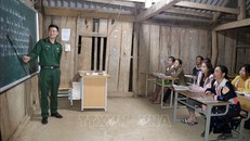 Người thầy đặc biệt, Trung úy Vì Văn Liêm, cán bộ Đồn biên phòng Mường Lạn, giảng dạy cho các học viên. 