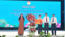 Chủ tịch Ủy ban MTTQ Việt Nam TP Hà Nội Nguyễn Lan Hương tặng hoa chúc mừng phường Long Biên