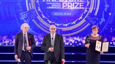 GS-BS Drew Weiasman được vinh danh với Giải thưởng Chính VinFuture 2021 (người đứng giữa cùng TS Katalin Kariko, và GS Pieter R. Cullis)