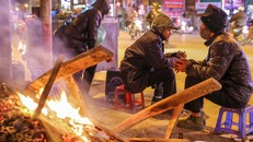 Người cao tuổi nên tránh ra ngoài trời lạnh vào ban đêm hoặc sáng sớm (Ảnh minh họa)