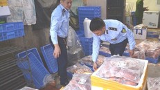 Lực lượng chức năng tịch thu, buộc tiêu hủy hơn1 tấn thực phẩm đông lạnh không rõ nguồn gốc trên địa bàn quận Bắc Từ Liêm. (Ảnh: Vietnam+)