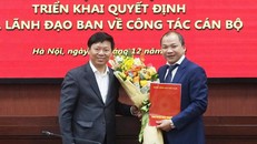 Phó trưởng ban Tuyên giáo Trung ương Trần Thanh Lâm trao Quyết định, tặng hoa chúc mừng đồng chí Nguyễn Gia Hưng.