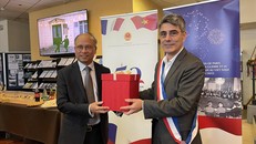 Đại sứ Đinh Toàn Thắng trao quà lưu niệm cho đại diện thành phố Verrières-le-Buisson