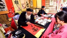 Người dân Thủ đô tưng bừng đi xin chữ tại Văn Miếu - Quốc Tử Giám