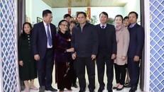 Thủ tướng Chính phủ Phạm Minh Chính thăm Mẹ Việt Nam anh hùng tại Cao Bằng