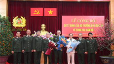 Đảng ủy lãnh đạo Văn phòng Bộ Công an tặng hoa chúc mừng các đồng chí vừa được nhận Quyết định ngày hôm nay