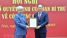 Bí thư Trung ương Đảng, Chủ tịch Ủy ban Trung ương MTTQ Việt Nam Đỗ Văn Chiến trao Quyết định của Ban Bí thư cho đồng chí Hoàng Công Thủy