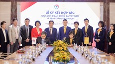 Đại diện Tập đoàn Sun Group và VFF ký văn bản hợp tác cùng đồng hành bóng đá Việt Nam
