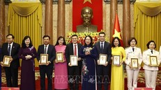 Quyền Chủ tịch nước Võ Thị Ánh Xuân tặng chân dung Chủ tịch Hồ Chí Minh cho các thầy thuốc, cán bộ y tế tiêu biểu toàn quốc. Ảnh: Thống Nhất/TTXVN