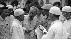 Chủ tịch Hồ Chí Minh thăm Bệnh viện Quân y Hải Phòng năm 1957 (ảnh minh họa)