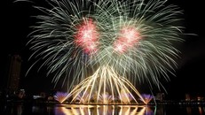 Sông Hàn rực rỡ trong lễ hội pháo hoa DIFF