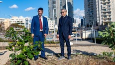 Đại sứ Lý Đức Trung và ông Eli Nacht, Phó Thị trưởng Asdod trồng cây hướng tới kỷ niệm 30 năm quan hệ Việt Nam – Israel. Ảnh: Vũ Hội-P/V TTXVN tại Israel