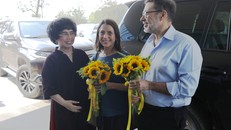 Nhà sáng lập Tập đoàn TH – Anh hùng Lao động Thái Hương đón tiếp ngài Đại sứ cùng phu nhân tại Nghĩa Đàn, Nghệ An - Ảnh: TH