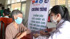 Bác sỹ Đỗ Thị Ngọc Ân, khoa Cấp cứu, Bệnh viện Nguyễn Đình Chiểu, Chủ nhiệm Câu lạc bộ Thầy thuốc trẻ tỉnh Bến Tre trực tiếp thăm, khám cho người dân tại xã An Đức, huyện Ba Tri. (Ảnh: Chương Đài/TTXVN)