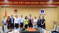 Bộ trưởng Bộ Y tế Đào Hồng Lan và bà Angela Pratt - Trưởng đại diện WHO tại Việt Nam cùng các đại biểu tại buổi tiếp.