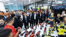 Lãnh đạo Bộ Khoa học Công nghệ, Lãnh đạo TP.HCM và SHTP tham quan các sản phẩm nổi bật của TTI