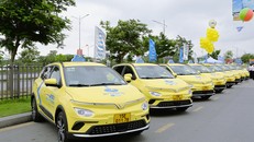 Dàn xe taxi điện của Én Vàng được sơn màu vàng nhận diện nổi bật, sẽ bắt đầu hoạt động để phục vụ khách hàng ngay trong dịp Lễ 30/4 - 1/5 sắp tới.