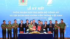 Đại diện Lãnh đạo Bộ Công An và đại diện Tập đoàn VNPT thực hiện ký kết thỏa hợp hợp tác giữa hai bên