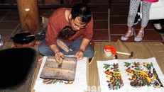 Làng tranh Đông Hồ thu hút được rất nhiều du khách ghé thăm (Ảnh minh họa)