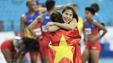 Niềm vui của Nguyễn Thị Huyền cùng đồng đội khi giành HCV nội dung 4x400m hỗn hợp. (Ảnh: Minh Quyết/TTXVN)