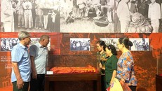 Trưng bày hơn 200 tài liệu, hiện vật với chuyên đề "Bác Hồ với Thủ đô Hà Nội"