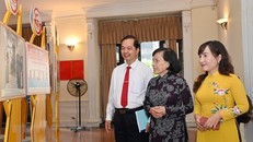 Các đại biểu tham quan triển lãm về Không gian Văn hóa Hồ Chí Minh. (Ảnh: Thu Hương/TTXVN)