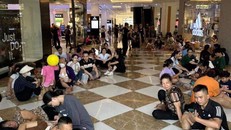 Tình trạng cắt điện khiến người dân cũng như khách du lịch đến Quảng Ninh cảm thấy mệt mỏi (Ảnh IT)